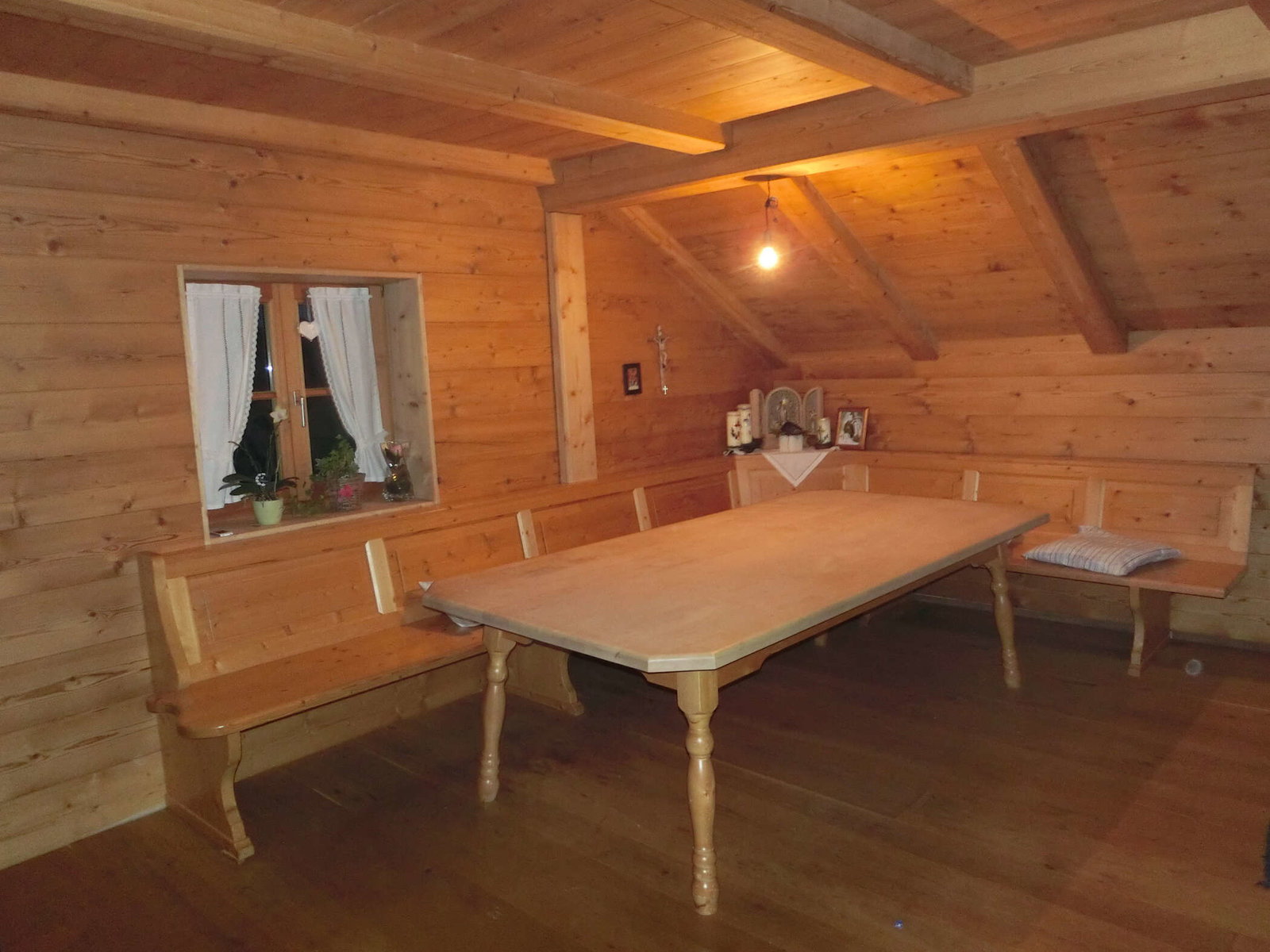 Sitzecke aus Holz mit Tisch