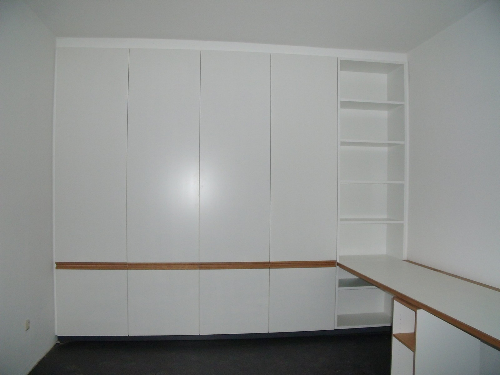 weißer Schrank