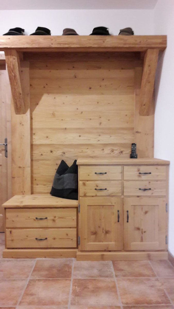 großer Schrank aus Holz